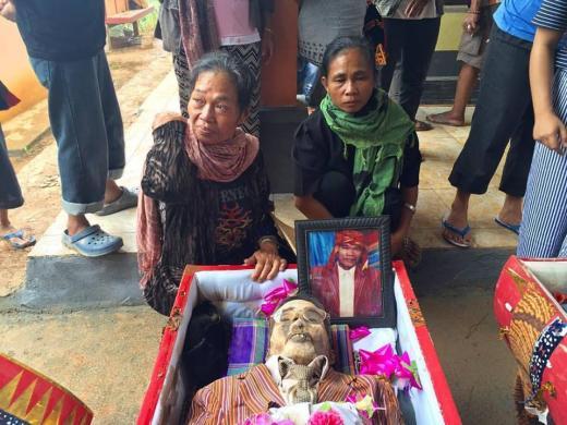 قرية إندونيسية تنفق الملايين على جنازات الموتى، وتخرجهم للحياة من جديد سنويا