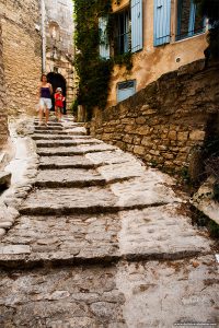 100824_gordes_provence_france_tourists_traditional_village_stone_walking_path_hilly_travel_photography_MG_3348