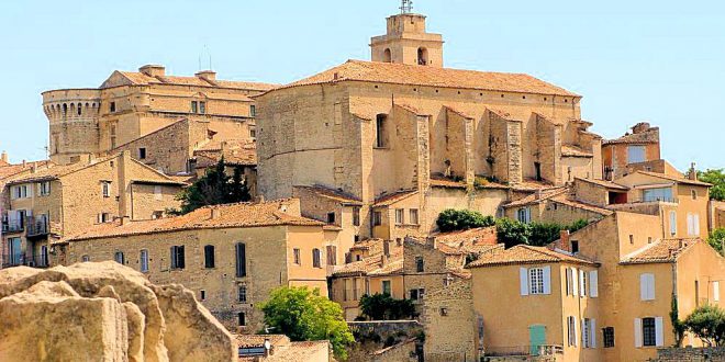 Castle-and-church-in-village-of-Gordes-Provence-France